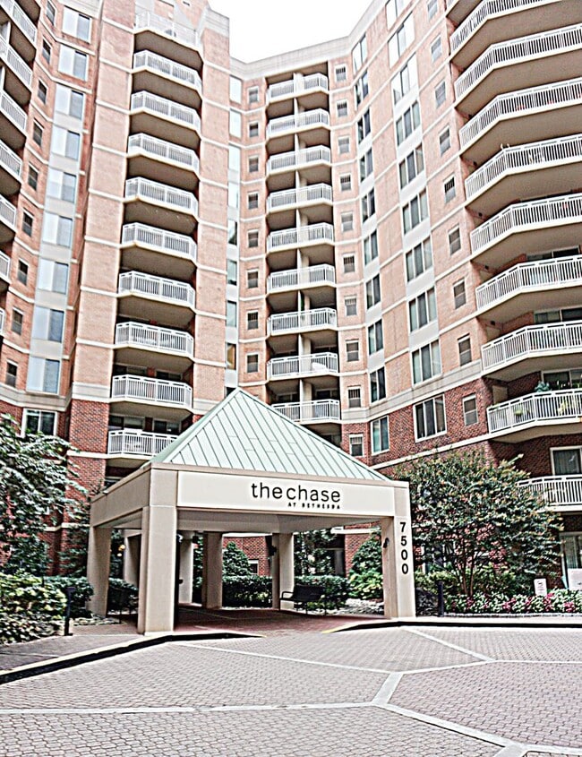 Building Photo - A Modern Living of Top-Level Unit in the Chase in Bethesda