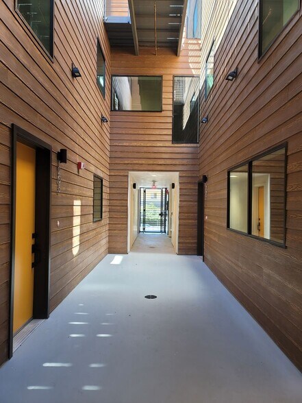 Building Photo - 862 Moraga Dr