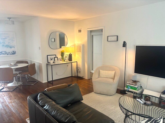 Building Photo - 916 N Sweetzer Ave