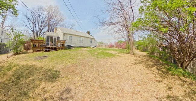 Building Photo - HUGE Fenced In Yard + Screened Patio + Har...