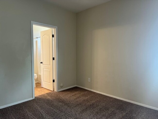 Building Photo - Gated Phoenix Gem with Community Pool and Spacious Kitchen