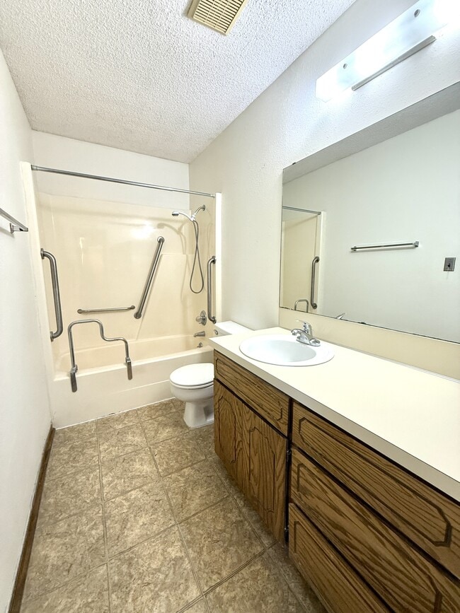 Building Photo - 2208 Shenandoah Dr