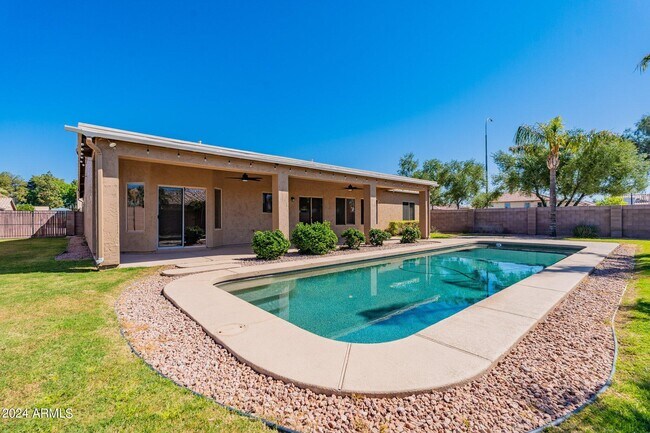 Building Photo - 1245 E San Carlos Way