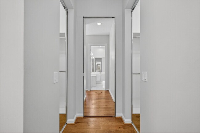 Building Photo - 121 Savona Dr