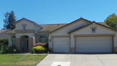 Building Photo - Vacation where your live!