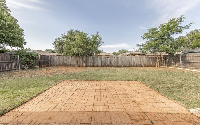 Building Photo - 3 Bed 2 Bath Move In Ready!