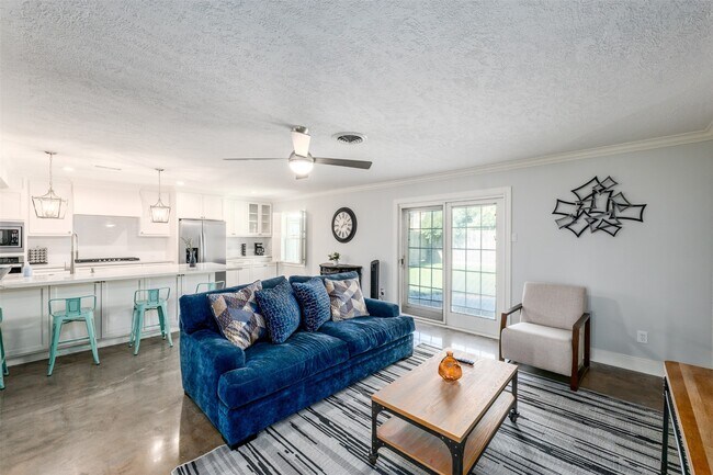 Building Photo - 9330 Meadowbriar Ln