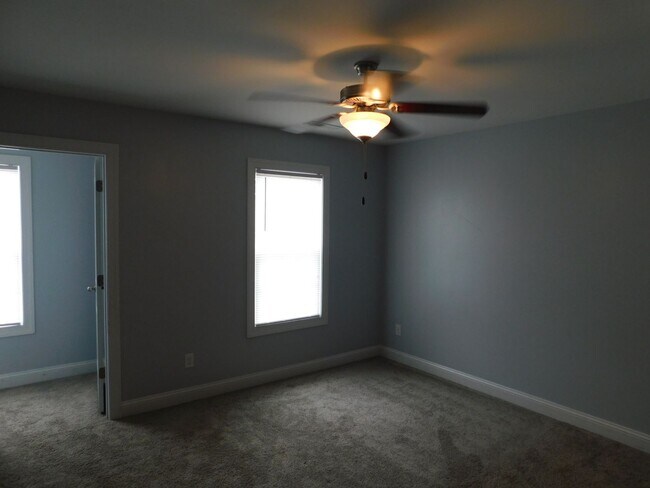 Building Photo - Like New Townhome!