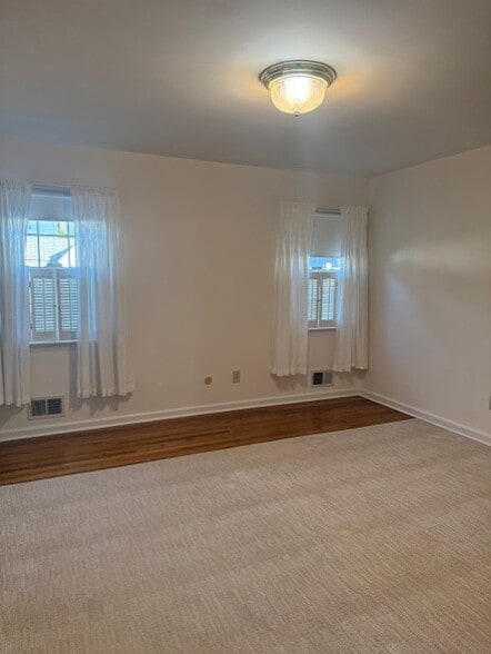 Large Master Bedroom with on suite bath - 224 Prospect St