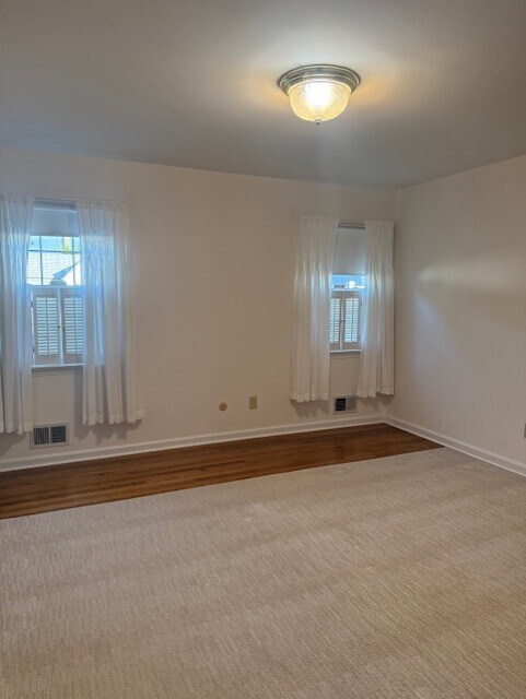 Large Master Bedroom with on suite bath - 224 Prospect St