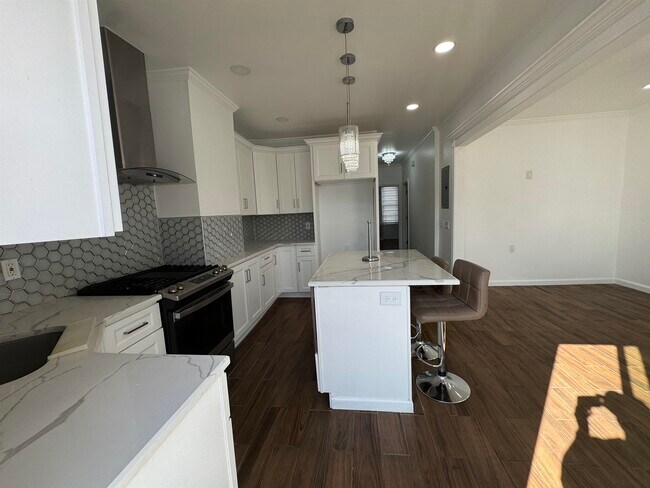 Building Photo - 395 Cator Ave