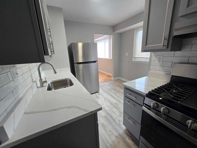 Interior Photo - 5024 FT TOTTEN DR NE
