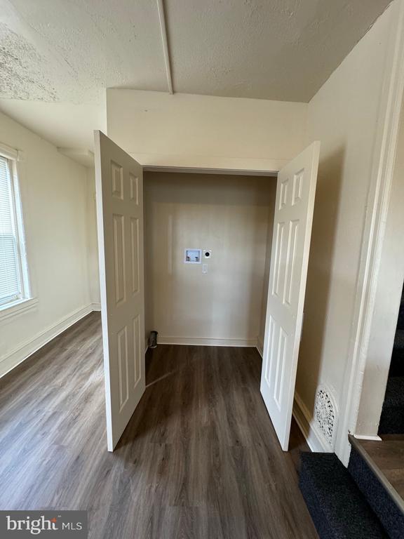 Building Photo - 620 W 2nd St