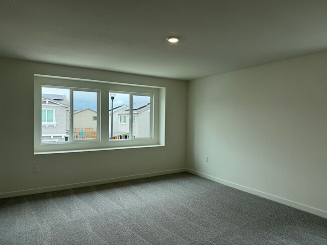 Building Photo - 3 Bed 2.5 Ba 2 Car Garage in Roseville!