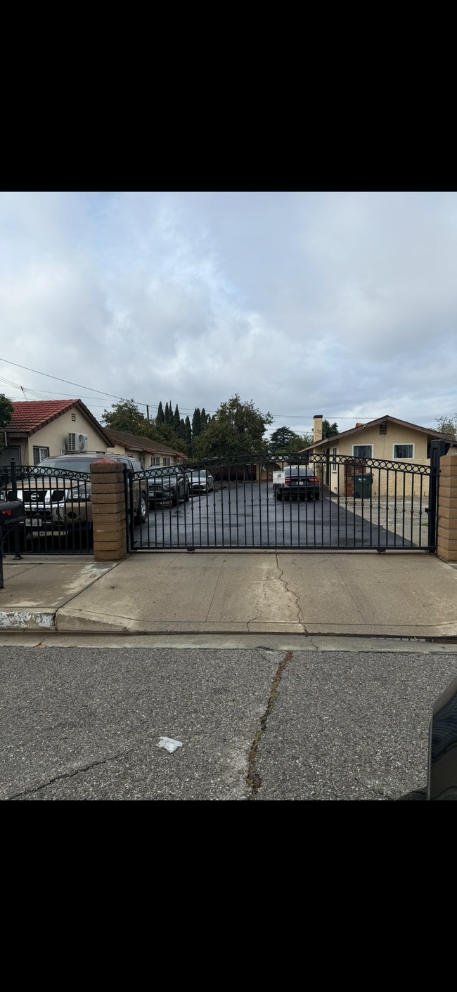 Building Photo - 1361 S Palomares St