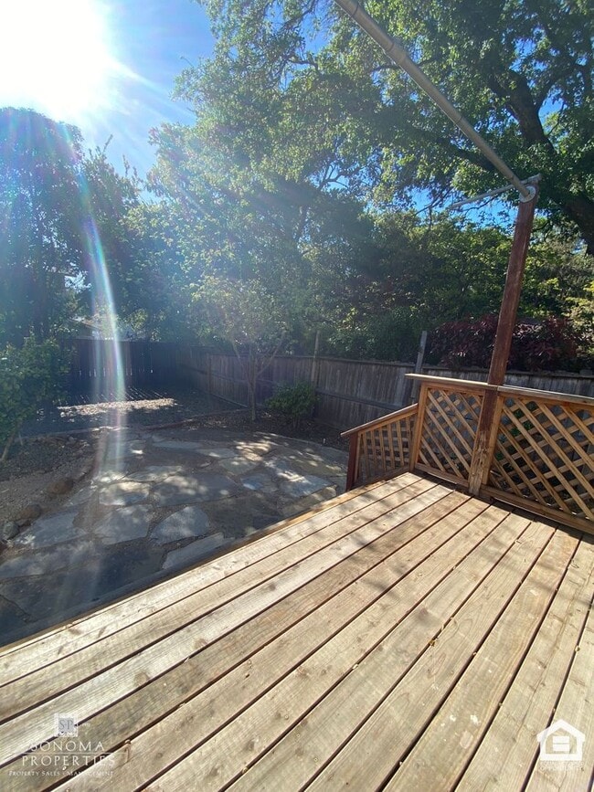 Building Photo - Bright & Cheery 2 Bedroom Home