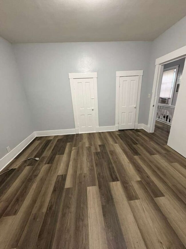 Building Photo - 140 E 5th St