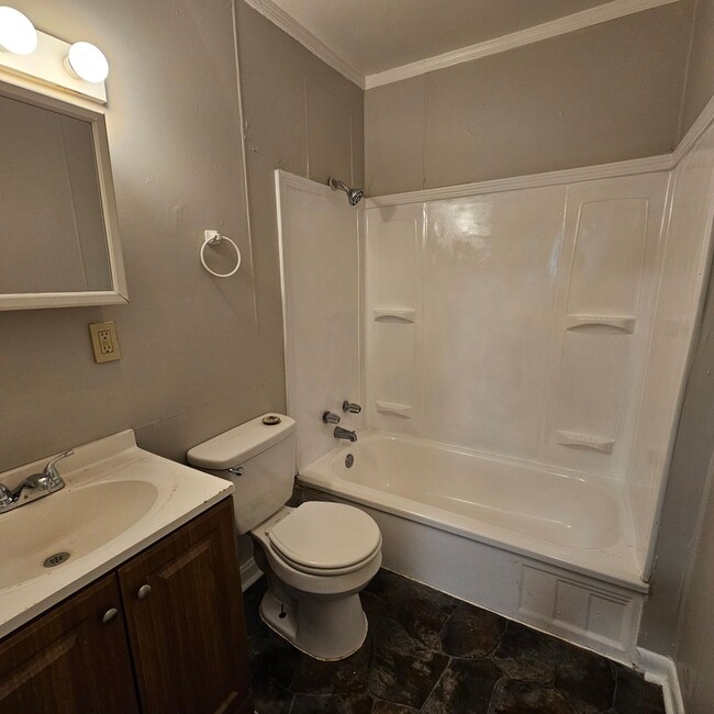 Building Photo - Cozy and Newly Renovated 3 Bedroom 1 Bath ...