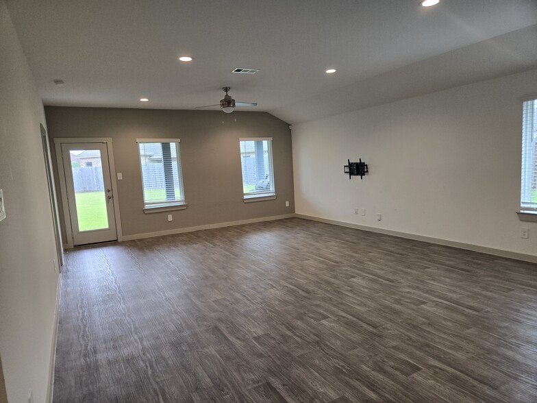 Building Photo - 3555 Crestfield Ln