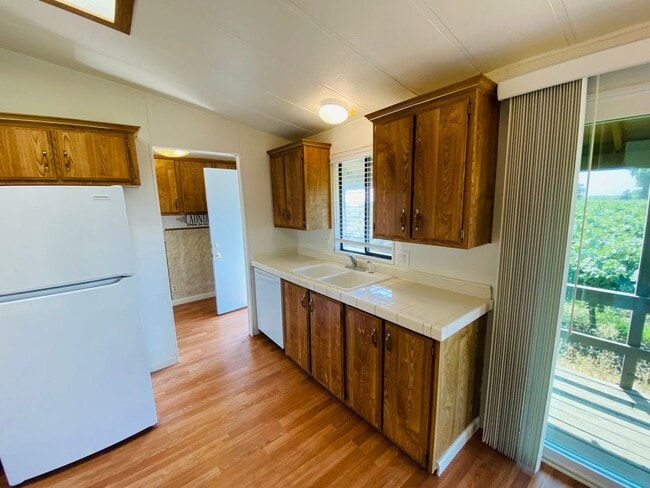 Building Photo - Cute Country Home on 1 Acre!