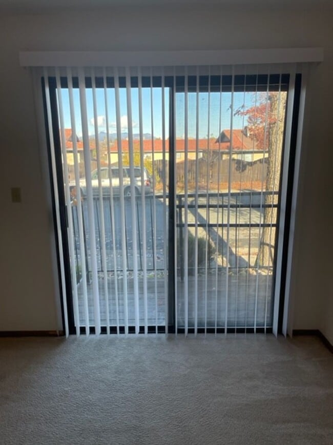 Building Photo - Redding townhome close to shopping with 1 car garage