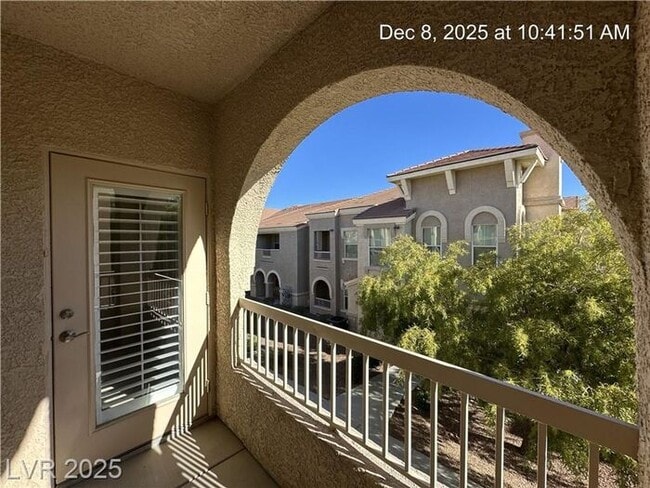 Building Photo - CONDO IN NORTHWEST GATED COMMUNITY
