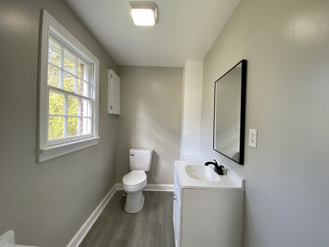 Building Photo - "Charming 3-Bedroom Rental with Hardwood Floors in Florence, AL - A Must-See!"