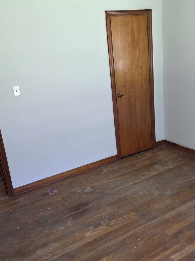 Building Photo - "Charming 3-Bedroom Home with Gleaming Har...