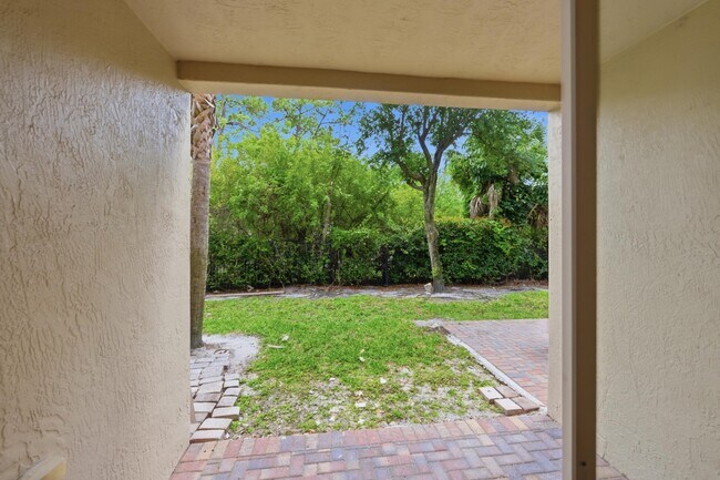 Building Photo - 1810 Seminole Palms Dr