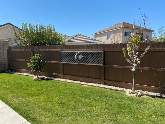 Building Photo - Like New 4 Bedroom Home in Harvest Square