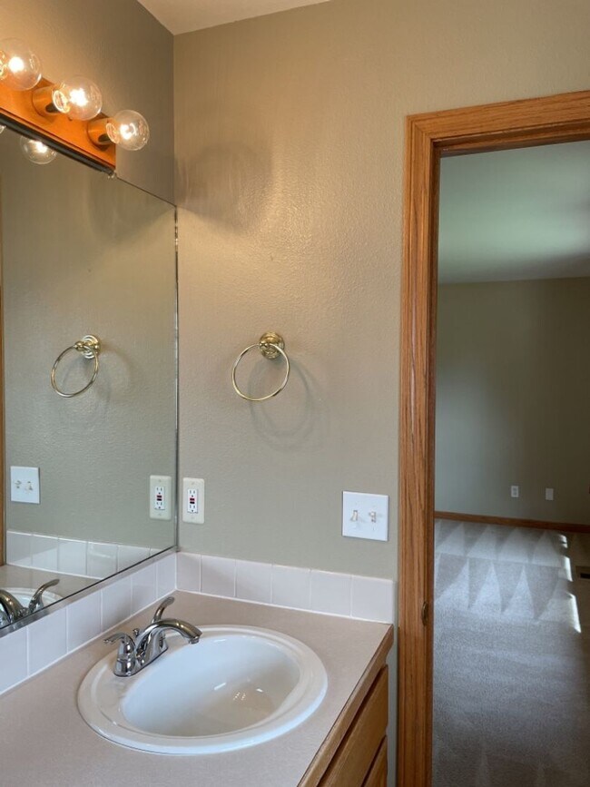 Building Photo - 4 Bed 2.5 Bath Home in Windsor