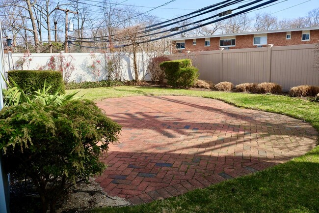 Building Photo - 14 Dock Ln