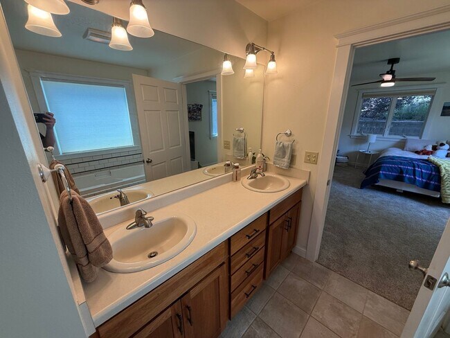 Building Photo - 3 Bed 2 Bath Large Beautiful Home