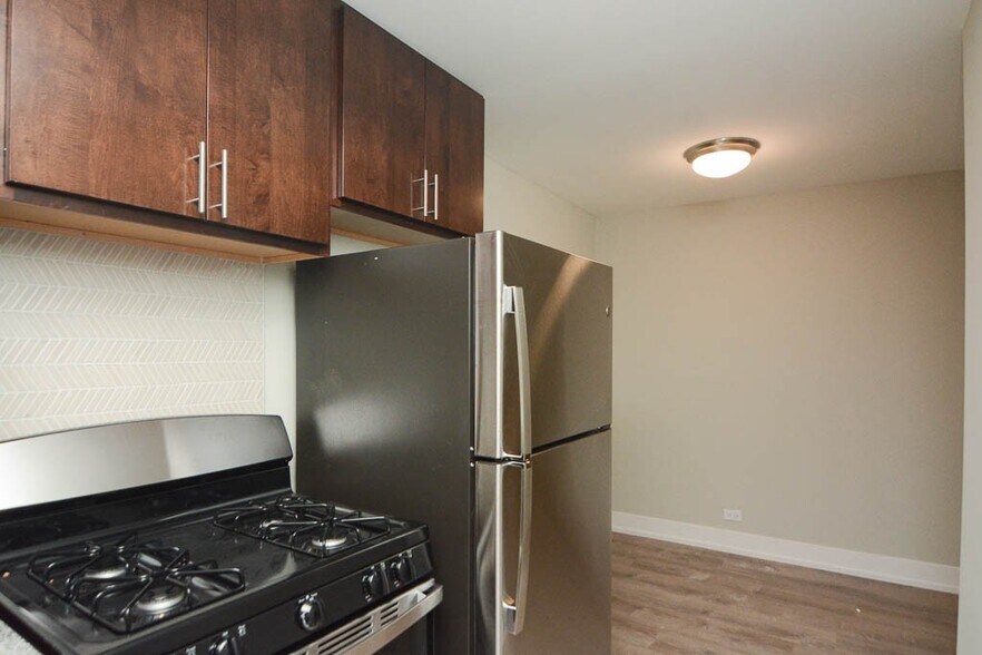 Building Photo - 535 W Surf St