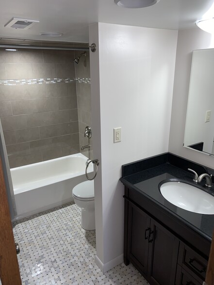 Building Photo - 2346 W Dickens Ave