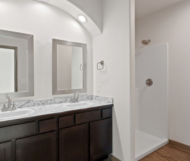 Building Photo - Brand New Townhome, $500 off first months ...