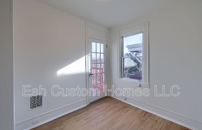 Building Photo - 227 S Ann St