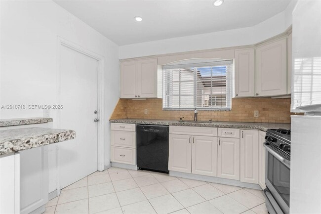 Building Photo - 9125 Carlyle Ave