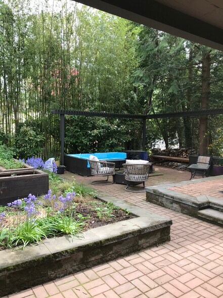 Large outdoor patio w/hot tub - 4312 37th Ave NE