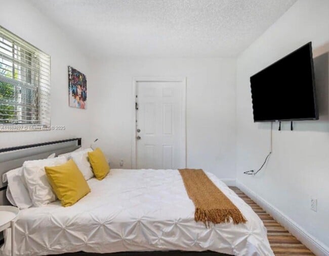 Building Photo - 330 N 68th Ave
