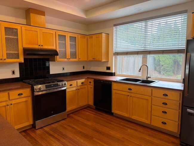 Building Photo - Beautiful 3 bedroom 2.5 bathroom house in a great neighborhood!