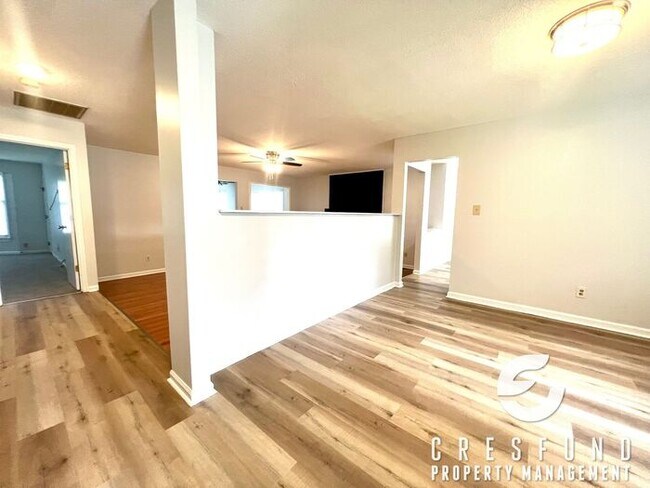 Building Photo - RECENTLY RENOVATED 3 BEDROOM - Ready for M...