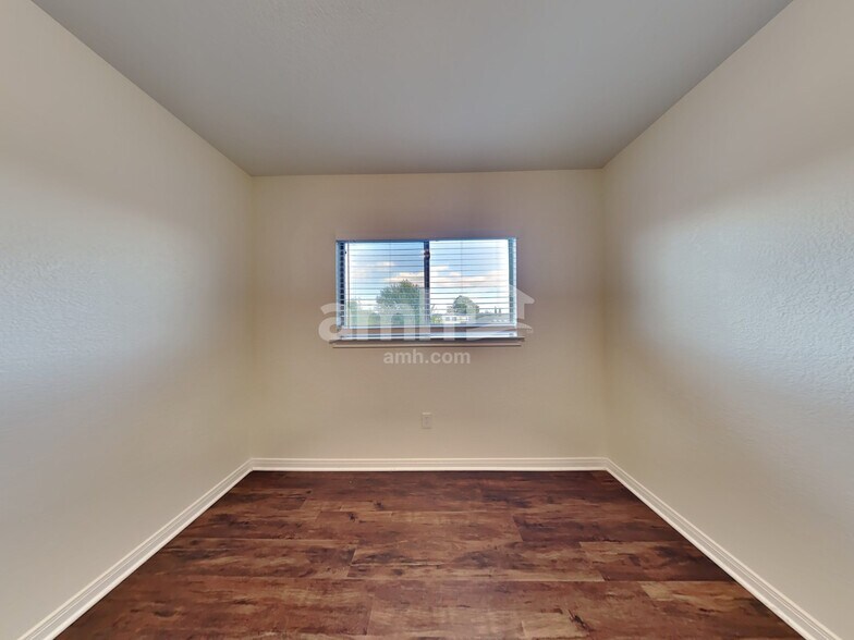 Building Photo - 1310 Laurel Lake