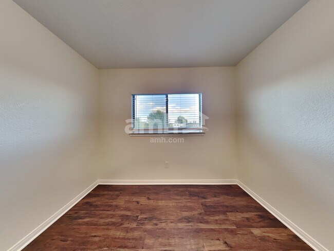 Building Photo - 1310 Laurel Lake