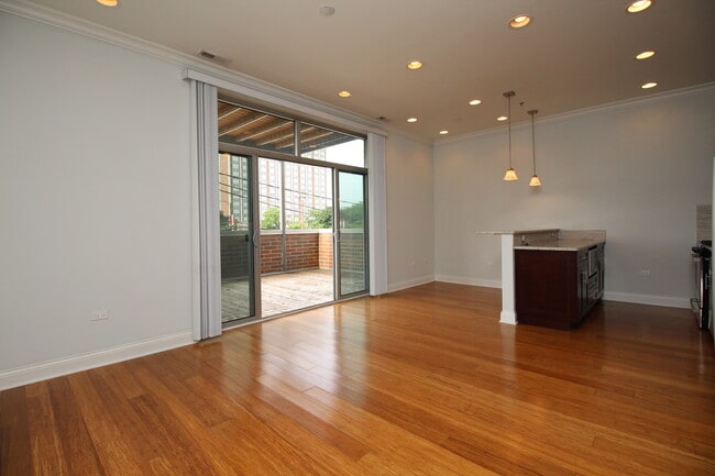 Building Photo - 1609 W Warren Blvd