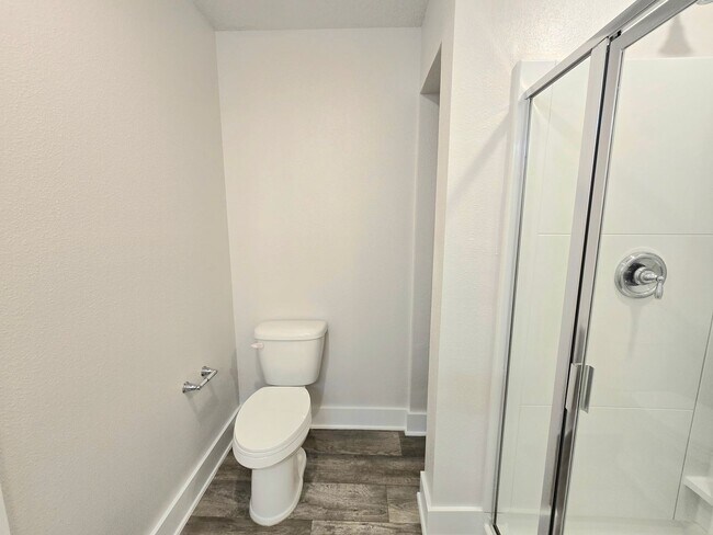 Building Photo - Stunning Townhome - Prime Pensacola Location
