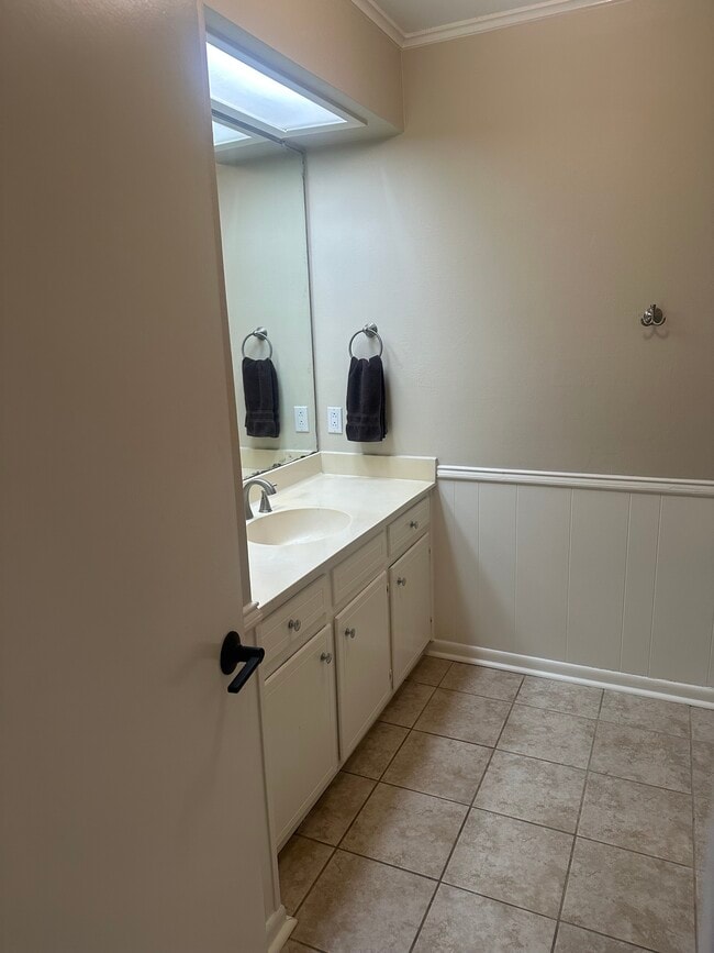 Building Photo - 4106 S Park Dr