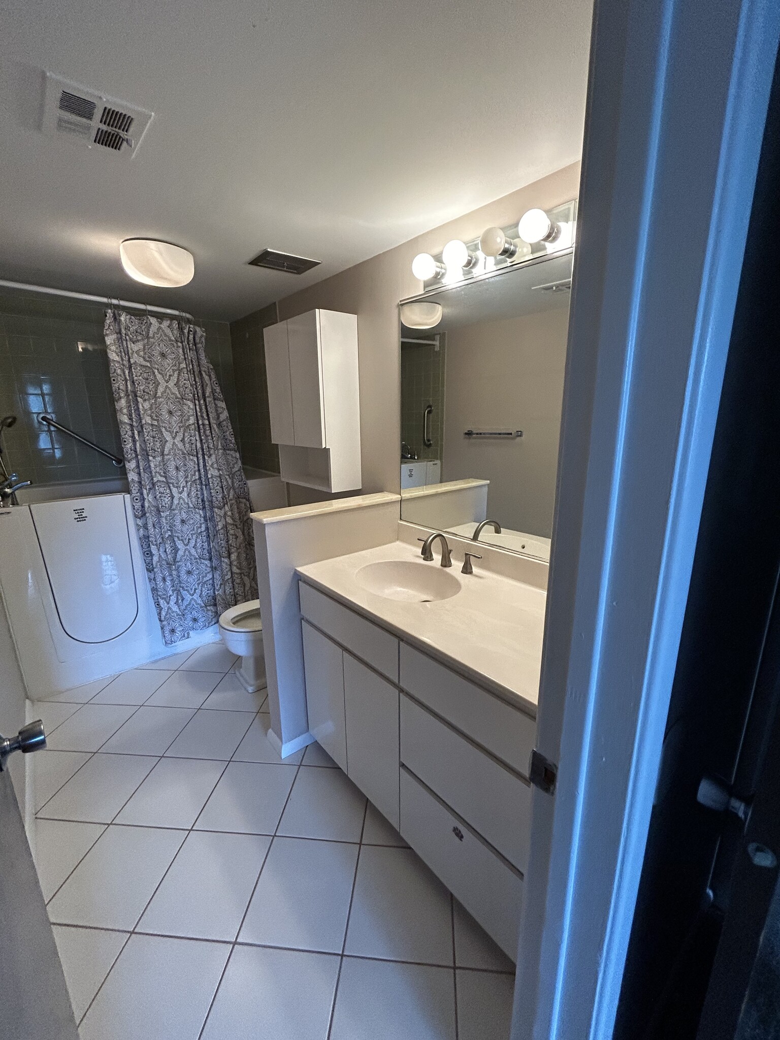 Ensuite Bathroom - 2160 Greentree Rd