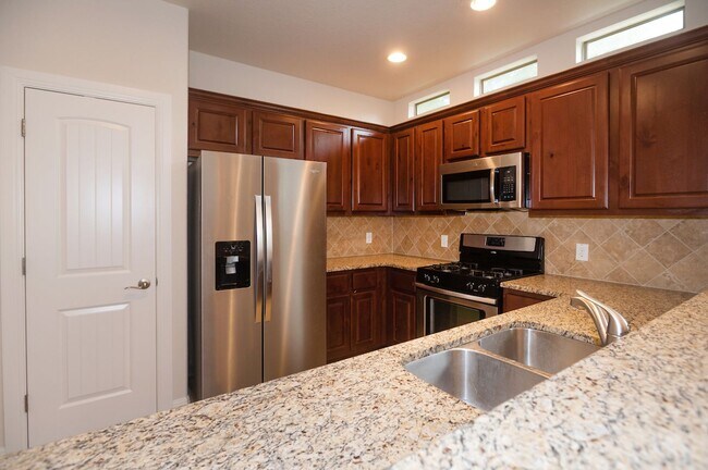Building Photo - Spacious, Two Story, South Austin Condo!