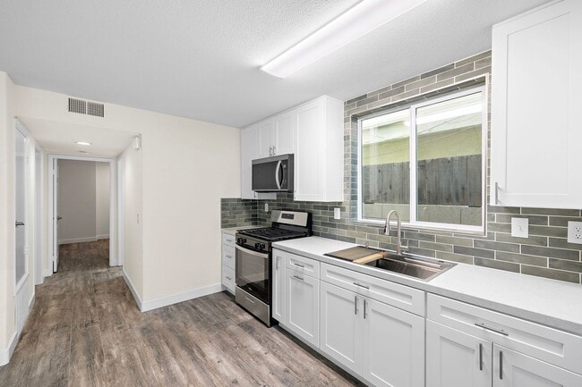 Building Photo - 215 20th St